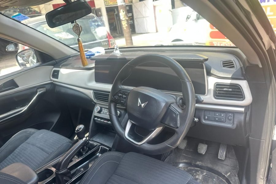 Mahindra XUV 700 (OTIQDL3967)